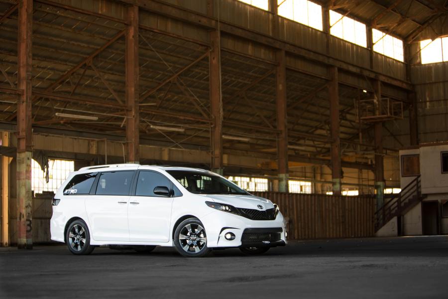  Toyota Sienna SE + Concept 2016 года  (фото 5 из 14)